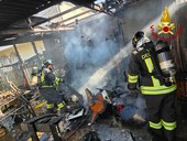 FOTO. Box distrutto dalle fiamme a Cassano Magnago. Verifiche in corso per la presenza di amianto nella copertura andata a fuoco