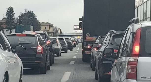 Maxi incidente in Autolaghi tra le uscite di Gazzada e Buguggiate: in volo l'elisoccorso, almeno otto persone coinvolte