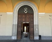La maniglia gli rimase in mano, fatale la caduta mentre apriva la porta: tecnico comunale a processo per omicidio colposo