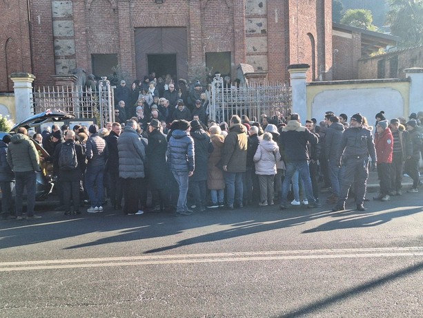 Folla commossa per l'ultimo saluto a Gian Mesturino: "Una leggenda del teatro piemontese" Folla commossa per l'ultimo saluto a Gian Mesturino: "Una leggenda del teatro piemontese"