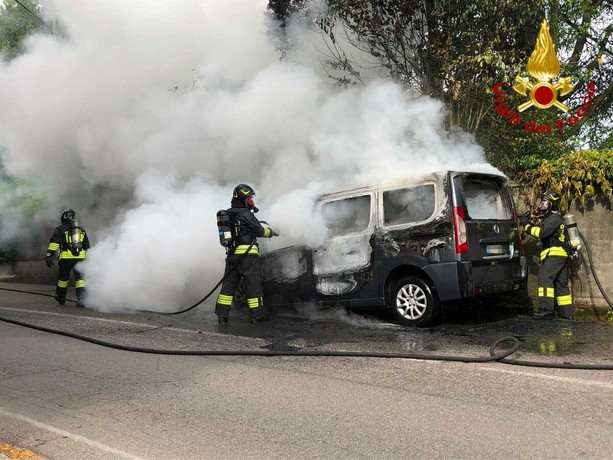Auto in fiamme, paura in via Gasparotto