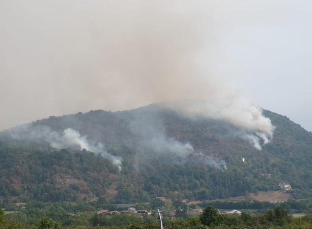 Incendio sul Mombracco: situazione in via di miglioramento ma prosegue il lavoro dei Vigili del Fuoco