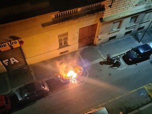 Sparano petardi e incendiano auto e bidoni, la 7: “Senza agenti, zone rosse flop”