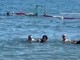In difficoltà dalla boa rossa: giovane salvata dai cani di salvataggio Mirò, Noelle e Sophie (FOTO)