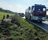 Auto esce di strada e si ribalta sulla SP165