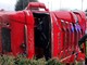 Camion della spazzatura si ribalta a Saronno all'uscita dell'autostrada A9, ferito l'autista Camion della spazzatura si ribalta a Saronno all'uscita dell'autostrada A9, ferito l'autista