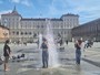 Ultima campanella, poi il bagno: tuffi nelle fontane di Piazza Castello per il primo giorno di vacanza [FOTO]