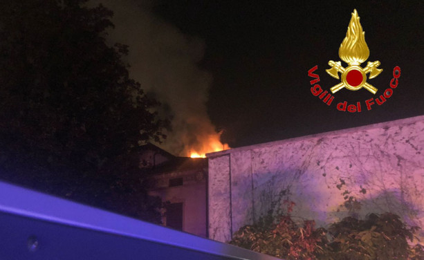 FOTO. Tetto in fiamme in via Maspero a Varese: vigili del fuoco in azione FOTO. Tetto in fiamme in via Maspero a Varese: vigili del fuoco in azione