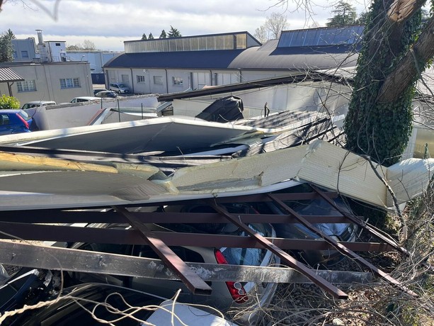 Il bilancio della furia del vento: in provincia di Varese 180 interventi dei vigili del fuoco in un giorno