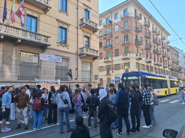 Presidio degli studenti davanti a EDISU: disagi al traffico tra via Michelangelo e corso Raffaello Presidio degli studenti davanti a EDISU: disagi al traffico tra via Michelangelo e corso Raffaello