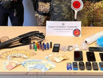 Blitz contro lo spaccio nei boschi di Vergiate: un arresto e una denuncia. Bloccato un pusher armato di fucile a pompa