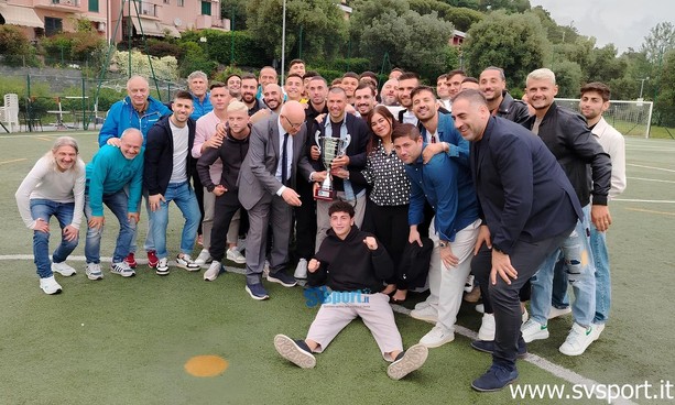 FOTONOTIZIA. Celle Varazze in festa, consegnato ai biancoblu il trofeo per la vittoria del campionato d'Eccellenza