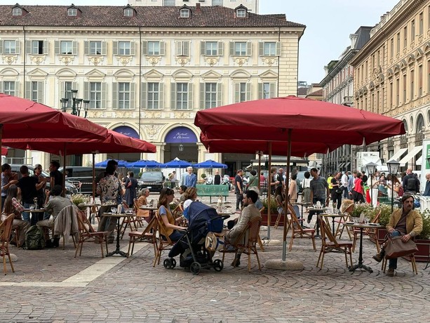 Cafè e berretti alla francese, riprese in centro città: Torino diventa Parigi per il nuovo film di Adam Sandler [FOTO]