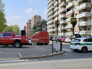 Santa Rita: ancora una notte sul tetto, per l'uomo che ormai da venerdì minaccia di buttarsi di sotto