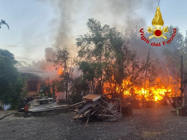 FOTO. Capanno in fiamme sulla Provinciale 1 tra Buguggiate e Capolago FOTO. Capanno in fiamme sulla Provinciale 1 tra Buguggiate e Capolago