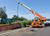 Camion rimosso dalla tangenziale di Alba, ma la carreggiata resta chiusa: divelte 120 metri di barriere