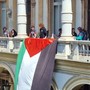 Fumogeni e proteste di studenti e pro Pal contro l'università: &quot;Geuna, il Rettore della vergogna&quot;
