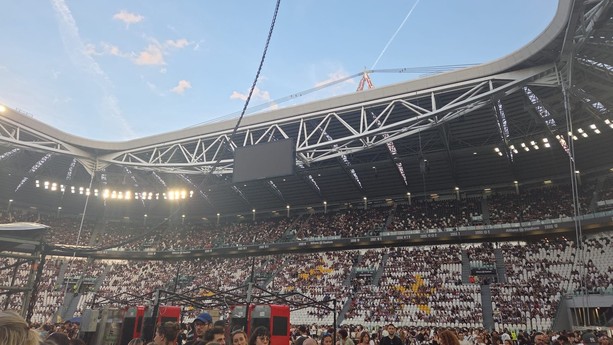 Caos al concerto di Tiziano Ferro, tra carenza di indicazioni e steward impreparati Caos al concerto di Tiziano Ferro, tra carenza di indicazioni e steward impreparati