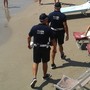 Alassio, venditore abusivo dà in escandescenze e aggredisce due agenti della polizia locale: denunciato