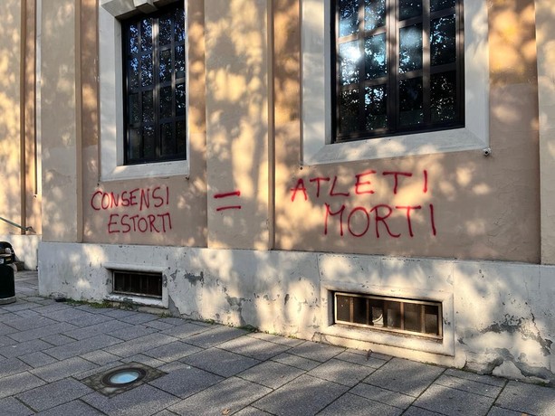 Imbrattarono scuole, banche e sindacati con scritte No Vax: nei guai 12 persone