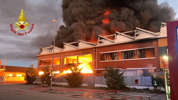 Incendio a Beinasco, la Protezione Civile avverte: “A Torino Sud finestre chiuse e si esca solo se necessario”