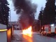 Auto in fiamme sulla statale al semaforo della chiesa di Gemonio: nessun ferito e lunghe code Auto in fiamme sulla statale al semaforo della chiesa di Gemonio: nessun ferito e lunghe code