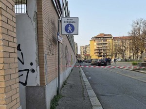 Il cartello “area pedonale” anti multe scatena i residenti: “Spazio tolto ai parcheggi”