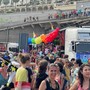 Liguria Pride, un fiume arcobaleno per le vie di Genova. Salis: “Riconosceremo i figli di due mamme e apriremo ufficio dei diritti”
