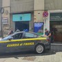 Centro Storico, bimbo lasciato in auto sotto il sole: salvato dalla Guardia di Finanza