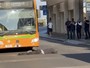 VIDEO. Varese, incredibile in via Morosini: uomo si sdraia davanti al bus in pieno centro