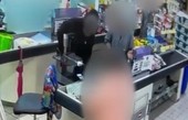 Rapinatore minaccia la cassiera con un paio di forbici: arrestato nel parcheggio del supermercato