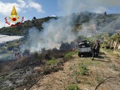 Sanremo, vegetazione in fiamme: vigili del fuoco ed elicottero di Eli-Liguria in azione (Foto e video)