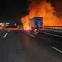Attimi di paura sulla tangenziale di Torino: prende fuoco un tir alimentato a metano, ferito il concudente Attimi di paura sulla tangenziale di Torino: prende fuoco un tir alimentato a metano, ferito il concudente