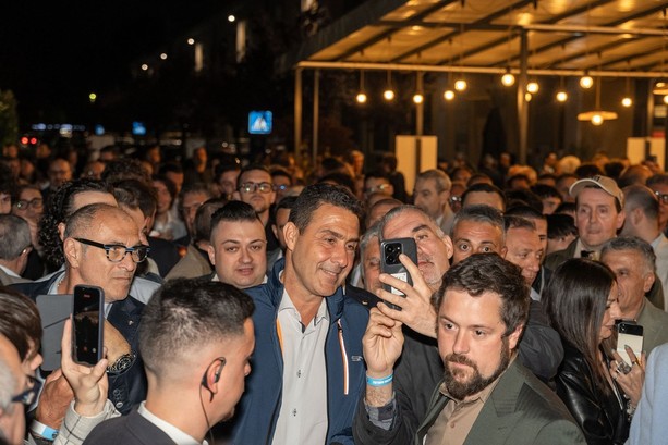 Poliziotti a "lezione" da Vannacci, smentita da Roma: "Questore Torino non presente" Poliziotti a "lezione" da Vannacci, smentita da Roma: "Questore Torino non presente"