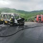 Scuolabus in fiamme a Giustenice, mezzo distrutto: nessun ferito  (FOTO)