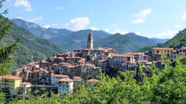 Castelvittorio: installazione del fotovoltaico sul tetto del Comune, operaio 55enne cade da quattro metri e muore