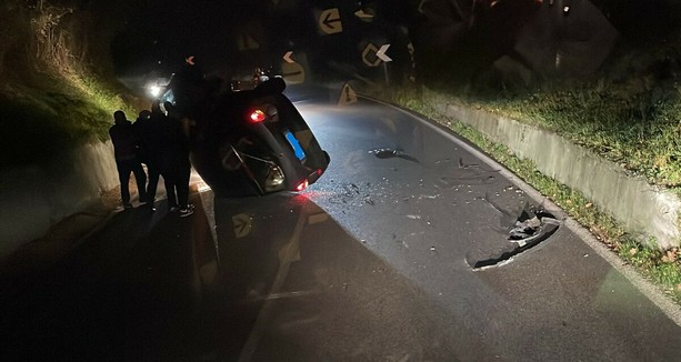 Si ribalta con l'auto sulla provinciale a Malnate: paura per un 60enne