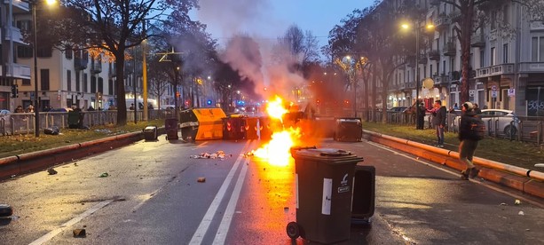 Le due facce di Askatasuna: corteo coi bambini e scontri con la polizia