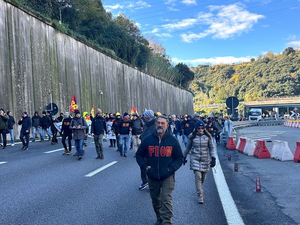Lavoratori dell’ex Ilva entrano in autostrada: mobilitazione verso Genova Ovest