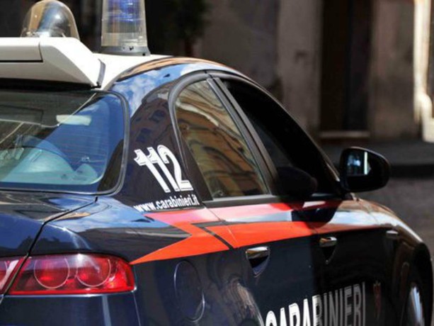 Armata di coltello tenta di togliersi la vita in strada: ragazza di 16 anni salvata dai carabinieri