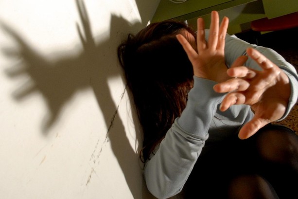 Tenta di soffocare la moglie con un cuscino e le versa olio bollente sulle braccia: marito violento arrestato Tenta di soffocare la moglie con un cuscino e le versa olio bollente sulle braccia: marito violento arrestato