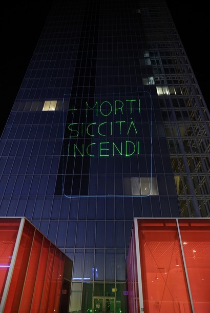 "Caldo e siccità: i colpevoli sono qui". Extinction Rebellion proietta la scritta sul Grattacielo della Regione