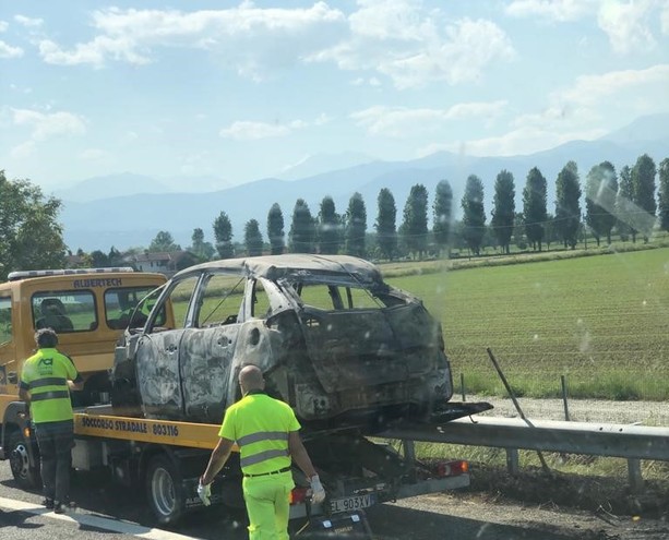 Lunghe code per un’auto in fiamme sulla Torino-Pinerolo