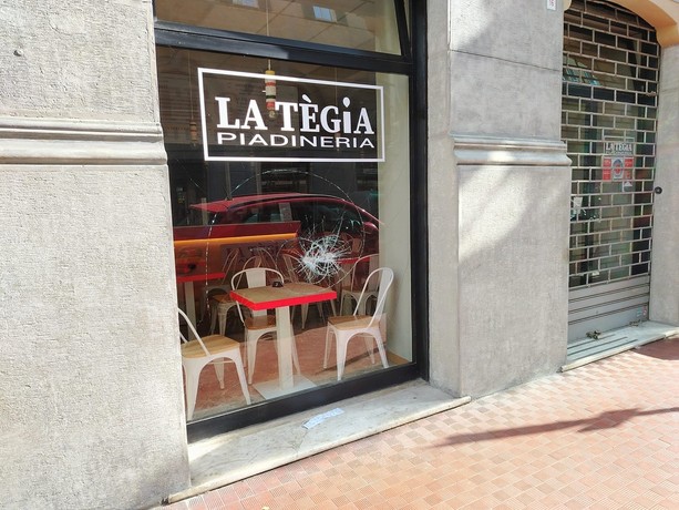 Savona, ancora danneggiamenti in centro: vetrate rotte alla piadineria &quot;La Tègia&quot; e l'autoscuola Mura