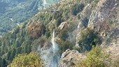 Monte Piastra, il fuoco non si spegne: a Valdieri decine di uomini al lavoro tra fumo, caldo e solidarietà [FOTO E VIDEO]