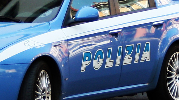 Tentano di svaligiare un appartamento, scoperti minacciano gli agenti con machete e scalpello Tentano di svaligiare un appartamento, scoperti minacciano gli agenti con machete e scalpello