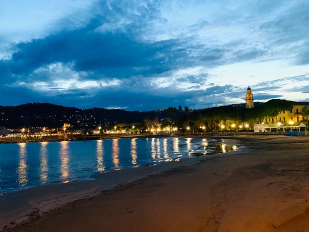 Diano Marina, poca pressione idrica e centro cittadino senza acqua. Residenti e turisti arrabbiati: “Non possiamo lavarci” Diano Marina, poca pressione idrica e centro cittadino senza acqua. Residenti e turisti arrabbiati: “Non possiamo lavarci”