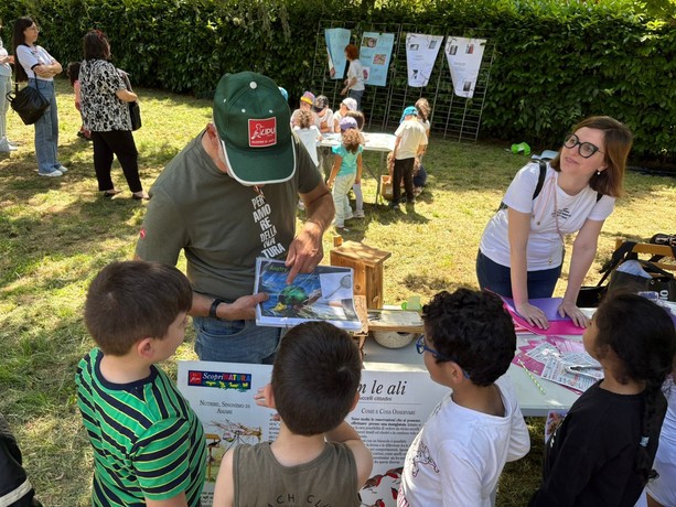 Cento bambini in festa hanno animato il parco di via Monti con giochi e laboratori