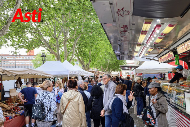 Asti, torna la Fiera Carolingia tra nostalgie e bancarelle [FOTO E VIDEO]