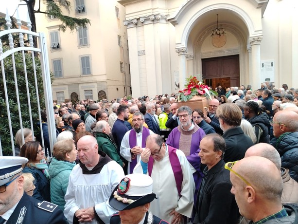 Albisola si ferma per l'ultimo commosso saluto a Franco Orsi (FOTO) Albisola si ferma per l'ultimo commosso saluto a Franco Orsi (FOTO)
